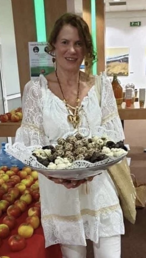 Женщина держит поднос с небольшими угощениями